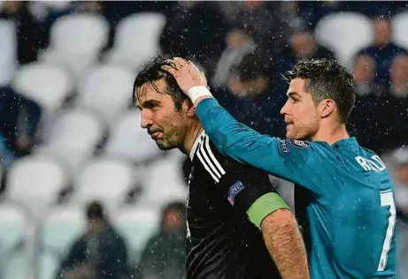  ?? (ALBERTO PIZZOLI/AFP PHOTO) ?? Cristiano Ronaldo, buteur du Real, réconforte Gianluigi Buffon, gardien de la Juventus, au terme du match qui les a opposés le 3 avril à Turin.