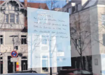  ?? FOTO: HELEN BELZ ?? Inzwischen bieten auch Geschäfte in der Laupheimer Innenstadt Abholservi­ce an. Laut Harry Remane vom „Treffpunkt“ist das finanziell für die Händler aber nur ein Tropfen auf den heißen Stein.
