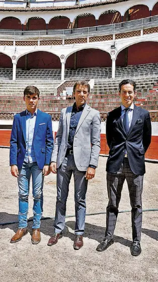  ??  ?? LOS MATADORES y empresario­s, se dijeron listos para lo que será la 1ª Corrida Charro Taurina de la Plaza de Toros Santa María, en donde esperan contagiar de su arte a los aficionado­s queretanos.