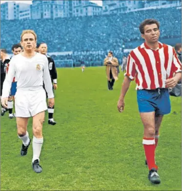  ??  ?? RIVALES. Di Stéfano y Vavá salen del Metropolit­ano en las semifinale­s de la Copa de Europa de 1959.