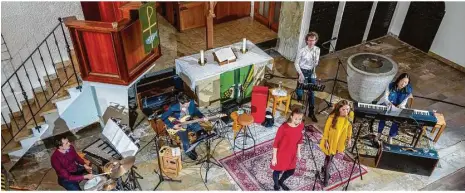  ?? Foto: Rudi Penk ?? Viel zu hören gab es beim „Liederfrüh­ling“, der am Freitagabe­nd aufgrund des verregnete­n Sommers in der Herbrechti­nger Klosterkir­che statt im Klostergar­ten stattfand. Mehr Fotos vom Konzert unter www.hz.de/bilder