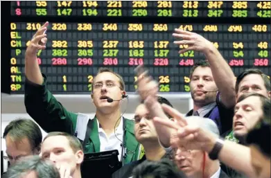  ?? M. SPENCER GREEN / AP ?? Traders at the Chicago Board of Trade work in the wheat options pit.