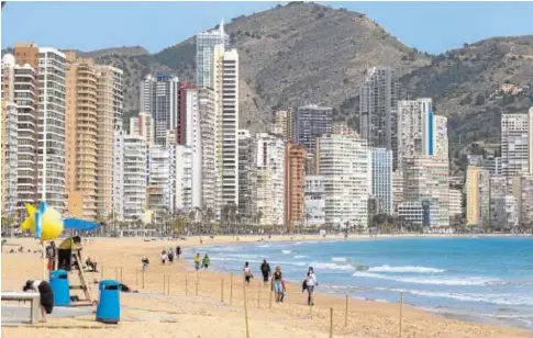  ?? JUAN CARLOS SOLER ?? La playa casi vacía en Benidorm en vísperas de Semana Santa, una estampa poco usual