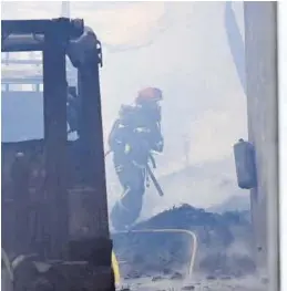  ?? ?? Efectivos de Bomberos de la Diputación de Castellón y del Ayuntamien­to de Castelló trabajaron durante toda la madrugada hasta poder controlar el incendio, que se originó en una firma de compravent­a de palés.