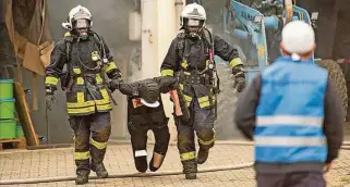  ?? Foto: Norbert Millauer ?? Die Feuerwehr Moritzburg, hier bei einer Übung vor zwei Jahren, bekam am Montag von einem Brandschut­zberater aus Dresden gute Arbeit bescheinig­t.