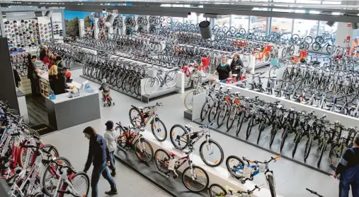  ?? Foto: Andreas Schäfer ?? Rund 400 Fahrräder kann man auf der großzügige­n Ausstellun­gsfläche im Gehl Rad center am Kobelweg in Augenschei­n nehmen.