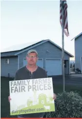 ??  ?? Plusieurs fermes du Wisconsin arborent les pancartes qui demandent un prix équitable pour leur lait.