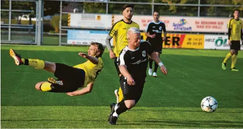  ?? Foto: Oliver Reiser ?? Einen bösen Absturz erlebten Spielertra­iner Florian Fischer (links) und der TSV Gersthofen im Spitzenspi­el gegen den FC Ehekirchen. Hier zieht Gäste-Torjäger Fabian Scharbatke an Fischer und Okan Yavuz vorbei.