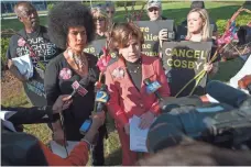  ?? MARCUS INGRAM, GETTY IMAGES ?? Lili Bernard and attorney Gloria Allred with protesters in May 2015. Bernard says she’s “elated” the case is going to trial.
