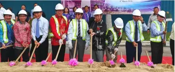  ??  ?? (From third left) Tiong, Ngieng, Abang Johari, Lau and others at the ground-breaking ceremony for the renovation and extension of Sibu UCA’s building.