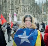  ??  ?? Dall’europa Una manifestan­te a Colonia, in Germania con la maschera dell’ex presidente catalano (Epa)