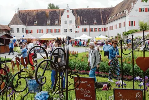  ?? Fotos: Xaver Habermeier ?? Schloss Grünau steht bei den Gartentage­n vier Tage lang im Zeichen von Kunst, Kultur und Garten.