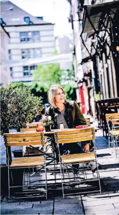  ??  ?? Franziska Holzschuh machte bei ihrem Besuch auch Halt auf der Kurze Straße. Besonders gut haben ihr die kleinen Gassen in der Altstadt gefallen.