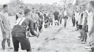  ??  ?? SIMBOLIK:Dr Hazland menendang bola sebagai simbolik Penutupan Liga Bola Sepak Kampung Semilang 2018, Ahad lepas.