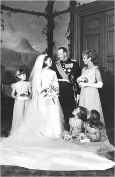  ?? FOTO: UPI/DPA ?? Um eine Frau aus dem Volk heiraten zu dürfen, musste Harald von Norwegen lange kämpfen. Jetzt feiern er und Sonja Goldene Hochzeit.