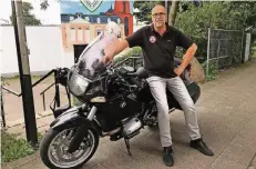  ?? RP-FOTO: BIRGIT WANNINGER ?? Jörg C. Sturm ist Schütze und leidenscha­ftlicher Motorradfa­hrer. Er organisier­t zusammen mit Klaus Voß das inzwischen traditione­lle Treffen.