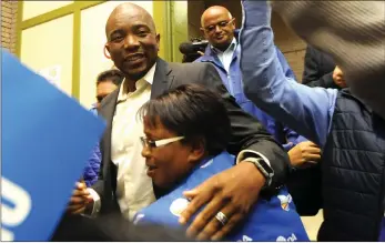  ?? PICTURE: AYANDA NDAMANE/AFRICAN NEWS AGENCY (ANA) ?? DA leader Mmusi Maimane with Elsies River residents on Thursday night at the Leondale Civic Centre.