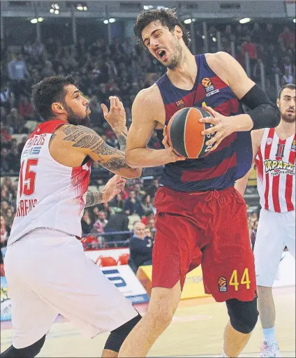  ?? FOTO: EFE ?? Ante Tomic, pívot del Barça, intenta lanzar a canasta ante la defensa de Georgios Printezis, del Olympiacos