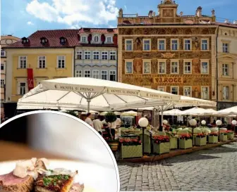  ?? ?? Zu den fünf trendigen Foodmärkte­n in Prag zählt neben dem Manifesto auch der Markt am Platz der Republik (oben) mit seinen vielen kleinen Restaurant­s.
