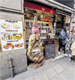  ?? Zowy Voeten ?? Tienda de alimentaci­ón en la calle Gran de Gràcia, en Barcelona.