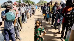  ??  ?? Ethiopian refugees wait in lines for a meal at the Um Rakuba refugee camp in Sudan. — Reuters