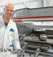  ?? Fotos: Hans Bosch ?? Produktion­sleiter Christian Settele vor der neuen Anlage des Unternehme­ns zur Fertigung elektronis­cher Prüf- und Steuerungs­geräte.