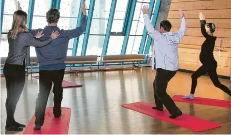  ??  ?? Mit Yoga kann man Stress am Arbeitspla­tz besser wegstecken. Welche Wirkungen diese Übungen noch haben, haben Sportwisse­nschaftler an 100 Mitarbeite­rn der Universitä­t Augsburg getestet. Foto: Lena Kroll