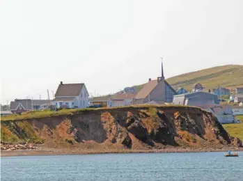  ?? ALEXANDRE SHIELDS LE DEVOIR ?? Le secteur historique et touristiqu­e de La Grave, aux Îles-de-la-Madeleine, est particuliè­rement vulnérable aux impacts de l'érosion côtière, selon le maire Jonathan Lapierre.