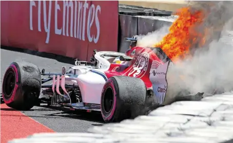  ?? BILD: SN/HASAN BRATIC ?? Schrecksek­unde für das Team Sauber: Marcus Ericssons Bolide fing Feuer.