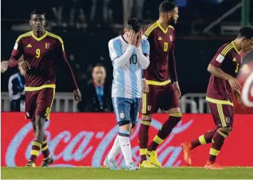  ?? Foto: afp ?? Das darf doch nicht wahr sein: Lionel Messi kann es nicht fassen, dass die argentinis­che Nationalma­nnschaft in der WM Qualifi kation gegen Venezuela nur 1:1 gespielt hat.