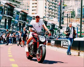  ?? (Photo Instagram) ?? Roi de la piste, Lewis Hamilton, résident du Larvotto, a posté mercredi cette photo de lui, visitant les nouveaux stands au guidon de sa moto.