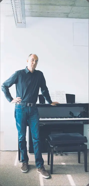  ?? ?? Gerhard Widmer wechselt zwischen Klavier- und Computerta­sten hin und her. Er arbeitet daran, wie man technische­n Systemen ein umfassende­res Musikverst­ändnis beibringt. Sie sollen Ausdruck, Emotion und Interpreta­tion besser verstehen lernen.