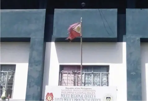  ?? MERIAM DESACADA ?? A tattered Philippine flag is still in use at Tabontabon Police Station in Leyte.