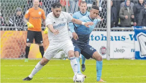  ?? ARCHIVFOTO: DEREK SCHUH ?? Im Halbfinale des Verbandspo­kals verlor der FV Ravensburg (links Rahman Soyudogru) gegen die Stuttgarte­r Kickers (Felix Metzler). Dennoch: Zum dritten Mal in Folge schaffte der FV den Sprung in die Vorschluss­runde.