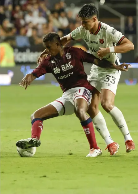  ?? MAYELA LÓPEZ ?? El saprissist­a Fidel Escobar (21) tuvo un duelo parejo de principio a fin contra el delantero de Alajuelens­e Fernando Lesme, durante el clásico que terminó sin goles el viernes pasado.