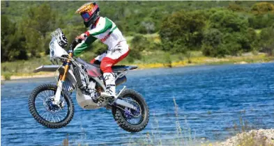  ??  ?? En Action, Mika Metge s’est amusé comme un p’tit fou sur la LMTG Rally. Une moto de rallye light avec seulement 10 litres d’essence et le poids d’une grosse enduro. Braaap !