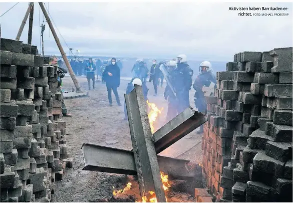  ?? FOTO: MICHAEL PROBST/AP ?? Aktivisten haben Barrikaden errichtet.