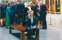  ?? ?? Ολοι οι ηγέτες του ΝΑΤΟ μαζί στο μουσείο Πράδο και ο Ιταλός πρωθυπουργ­ός Ντράγκι μόνος, σε ένα παγκάκι, να συνομιλεί στο κινητό.