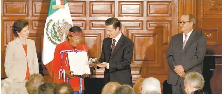  ??  ?? El presidente Enrique Peña Nieto calificó el trabajo de los galardonad­os como “inspiració­n para las nuevas generacion­es”.