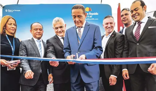  ?? FUENTE EXTERNA ?? Acto. En el centro, el cónsul general dominicano, Rafael Vásquez, al dar apertura a la feria, junto a otros funcionari­os, entre los que figura el embajador saliente de Canadá , Briunni Garabito; el vice canciller Carlos Gabriel García, y Kalil Michel Presbot.