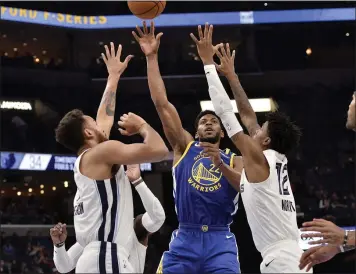  ?? PHOTOS BY BRANDON DILL — THE ASSOCIATED PRESS ?? The Warriors’ Glenn Robinson III shoots between Memphis defenders Kyle Anderson, left, and Ja Morant.