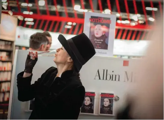  ??  ?? Amélie Nothomb, une Soif certaine de succès. Ici au salon Livre Paris en mars 2018