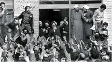  ?? DPA-BILD: CAMPION ?? 1979 in Teheran: Ajatollah Ruhollah Chomeini (Mitte) winkt den Menschenma­ssen, die ihn nach seiner Rückkehr beHrüßen, zu.