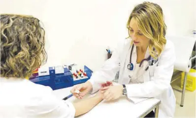  ?? María Muñoz ?? La doctora Beatriz Pola realiza una prueba de alergia a una paciente, ayer, en su consulta.