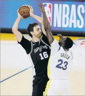  ?? FOTO: EFE ?? Pau Gasol, de San Antonio Spurs, defendido por Draymond Green, de Warriors