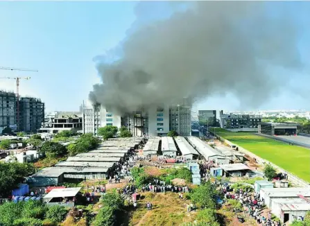  ?? REUTERS ?? Incendio en una de las mayores fábricas de vacunas del planeta, en India