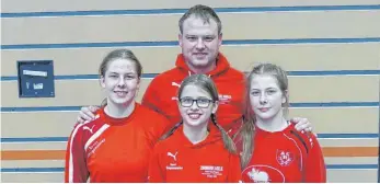  ?? FOTO: AC RÖHLINGEN ?? Laura Vornberger (v. l.), Pauline Aschauer und Maren Vornberger mit Trainer Martin Mayer.