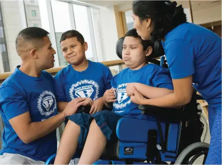  ?? KATHERINE C, COHEN/THE ASSOCIATED PRESS ?? Paul and Liliana Rojas speak to their sons, Brian, second from left, and Brandon, at Boston Children’s Hospital. The young boys suffer from adrenoleuk­odystrophy, an inherited nerve disease featured in the movie Lorenzo’s Oil. Brian was able to benefit...