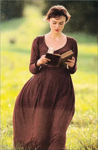  ?? U. P. ?? Orgullo. Keira Knightley como Lizzy, en Orgullo y prejuicio, paseando y leyendo, sola en el campo. El personaje decide que sólo se casará por amor