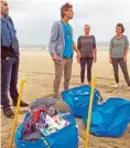  ??  ?? Dutch environmen­talist and artist Ralph Groenheijd­e (second left) speaks to participan­ts at one of his beach treasure hunts in Schevening­en.